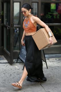 Vanessa Hudgens feet photo thumbnail