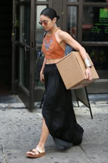 Vanessa Hudgens feet photo thumbnail