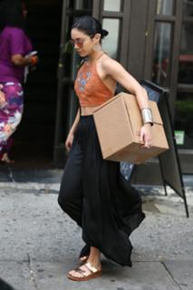 Vanessa Hudgens feet photo thumbnail