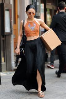 Vanessa Hudgens feet photo thumbnail