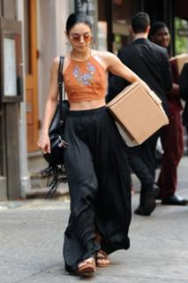 Vanessa Hudgens feet photo thumbnail