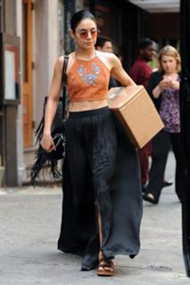 Vanessa Hudgens feet photo thumbnail