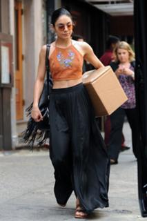 Vanessa Hudgens feet photo thumbnail