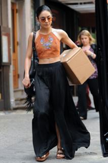 Vanessa Hudgens feet photo thumbnail