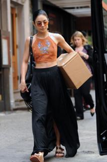 Vanessa Hudgens feet photo thumbnail