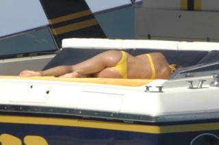 Ilary Blasi feet photo thumbnail