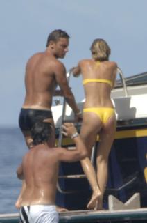 Ilary Blasi feet photo thumbnail