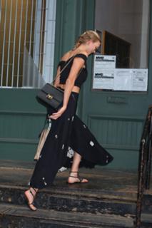 Karlie Kloss feet photo thumbnail