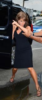 Jennifer Aniston feet photo thumbnail