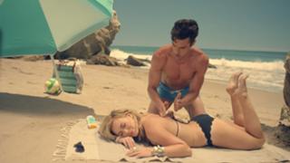 Hilary Duff feet photo thumbnail