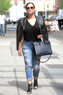 Demi Lovato feet photo thumbnail