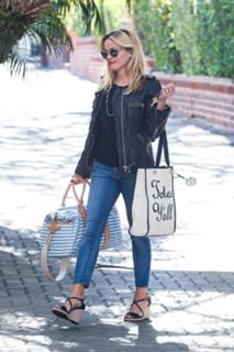 Reese Witherspoon feet photo thumbnail