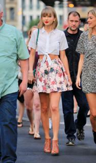 Taylor Swift feet photo thumbnail