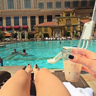 Kéfera Buchmann feet photo thumbnail
