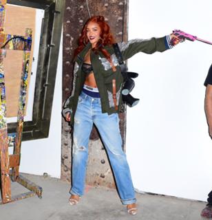 Rihanna feet photo thumbnail
