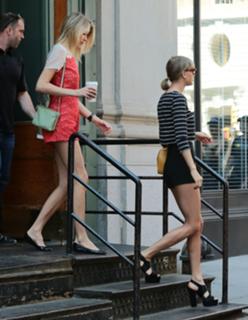 Taylor Swift feet photo thumbnail