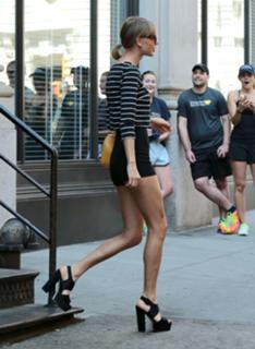 Taylor Swift feet photo thumbnail