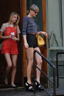 Taylor Swift feet photo thumbnail