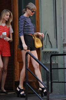 Taylor Swift feet photo thumbnail