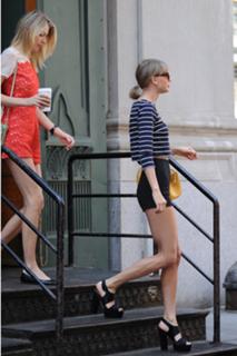 Taylor Swift feet photo thumbnail
