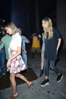 Taylor Swift feet photo thumbnail