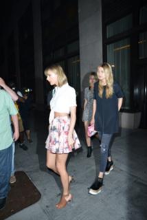 Taylor Swift feet photo thumbnail