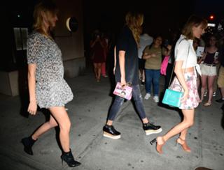 Taylor Swift feet photo thumbnail
