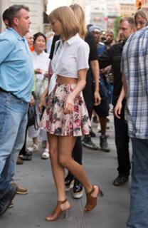 Taylor Swift feet photo thumbnail