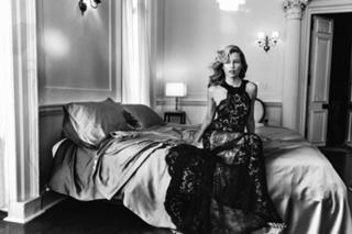 Elizabeth Banks feet photo thumbnail