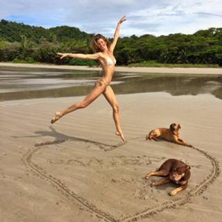 Gisele Bündchen feet photo thumbnail