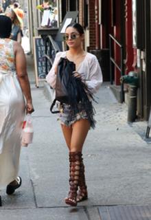Vanessa Hudgens feet photo thumbnail
