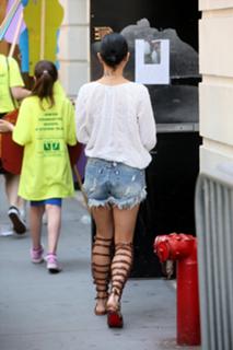 Vanessa Hudgens feet photo thumbnail