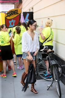 Vanessa Hudgens feet photo thumbnail