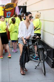 Vanessa Hudgens feet photo thumbnail
