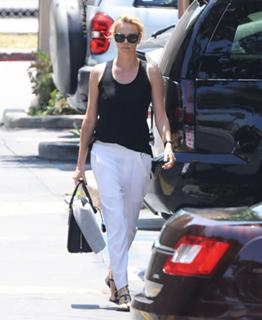 Charlize Theron feet photo thumbnail