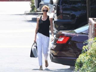 Charlize Theron feet photo thumbnail
