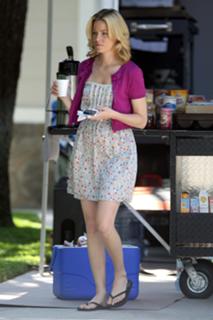 Elizabeth Banks feet photo thumbnail