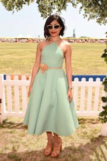 Freida Pinto feet photo thumbnail