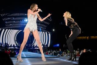 Taylor Swift feet photo thumbnail