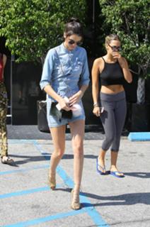 Kendall Jenner feet photo thumbnail