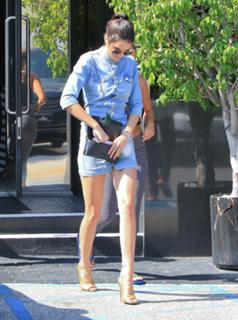 Kendall Jenner feet photo thumbnail
