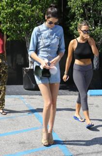 Kendall Jenner feet photo thumbnail