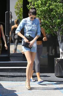 Kendall Jenner feet photo thumbnail