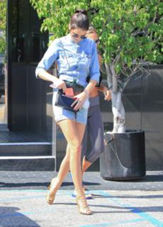 Kendall Jenner feet photo thumbnail