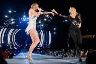 Taylor Swift feet photo thumbnail