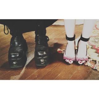 Dove Cameron feet photo thumbnail