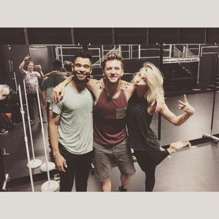 Julianne Hough feet photo thumbnail