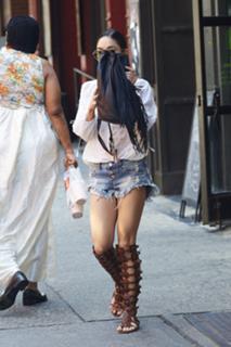 Vanessa Hudgens feet photo thumbnail