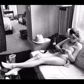 Sarah Hyland feet photo thumbnail