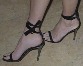 Angie Harmon feet photo thumbnail